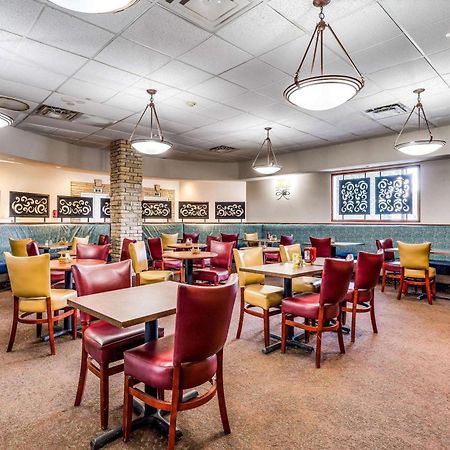 Hotel Wyndham Garden Wichita Downtown Esterno foto