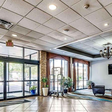 Hotel Wyndham Garden Wichita Downtown Esterno foto