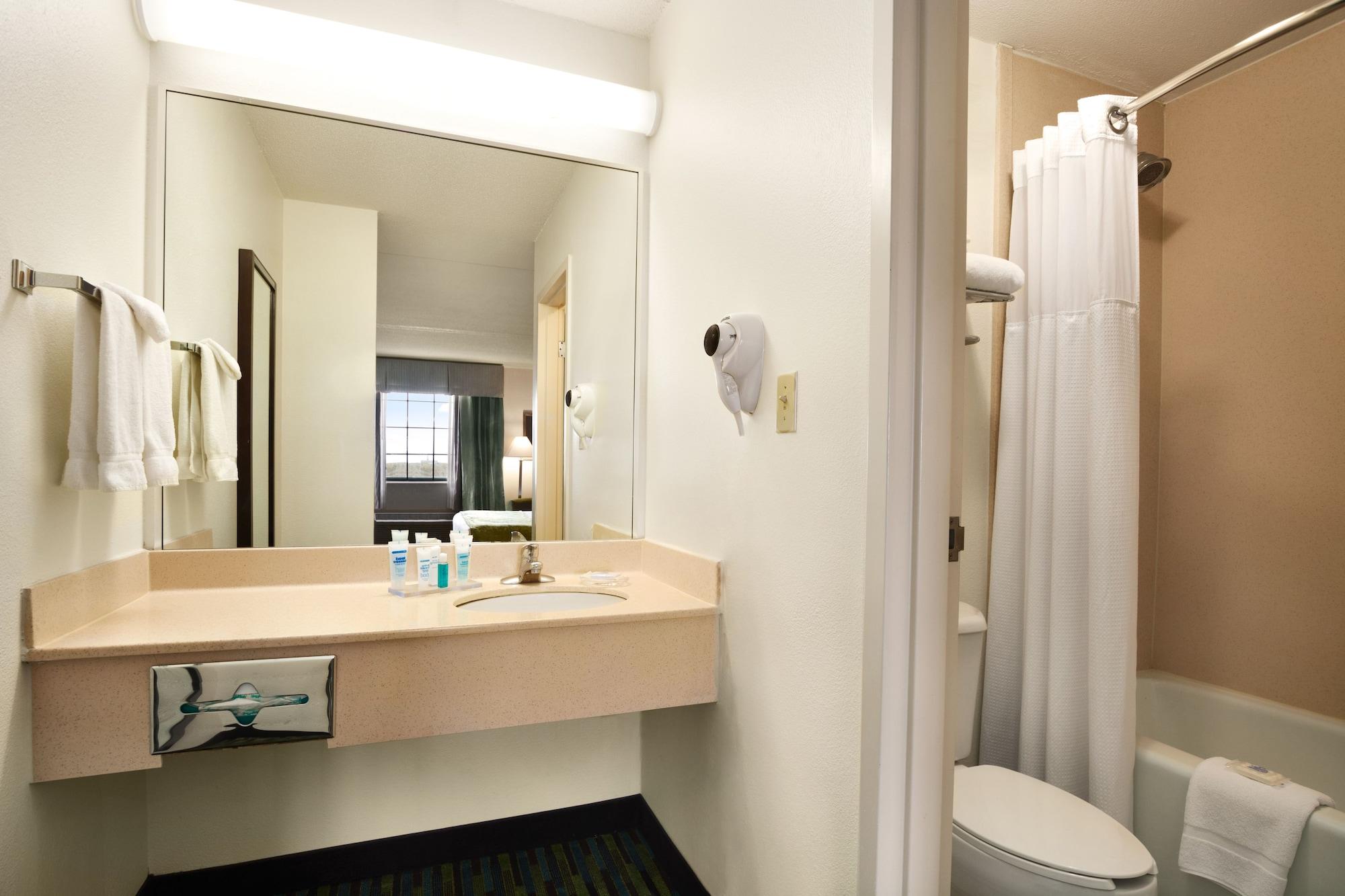 Hotel Wyndham Garden Wichita Downtown Esterno foto