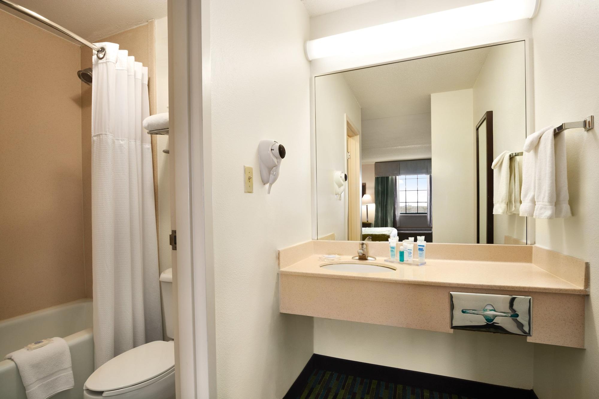 Hotel Wyndham Garden Wichita Downtown Esterno foto