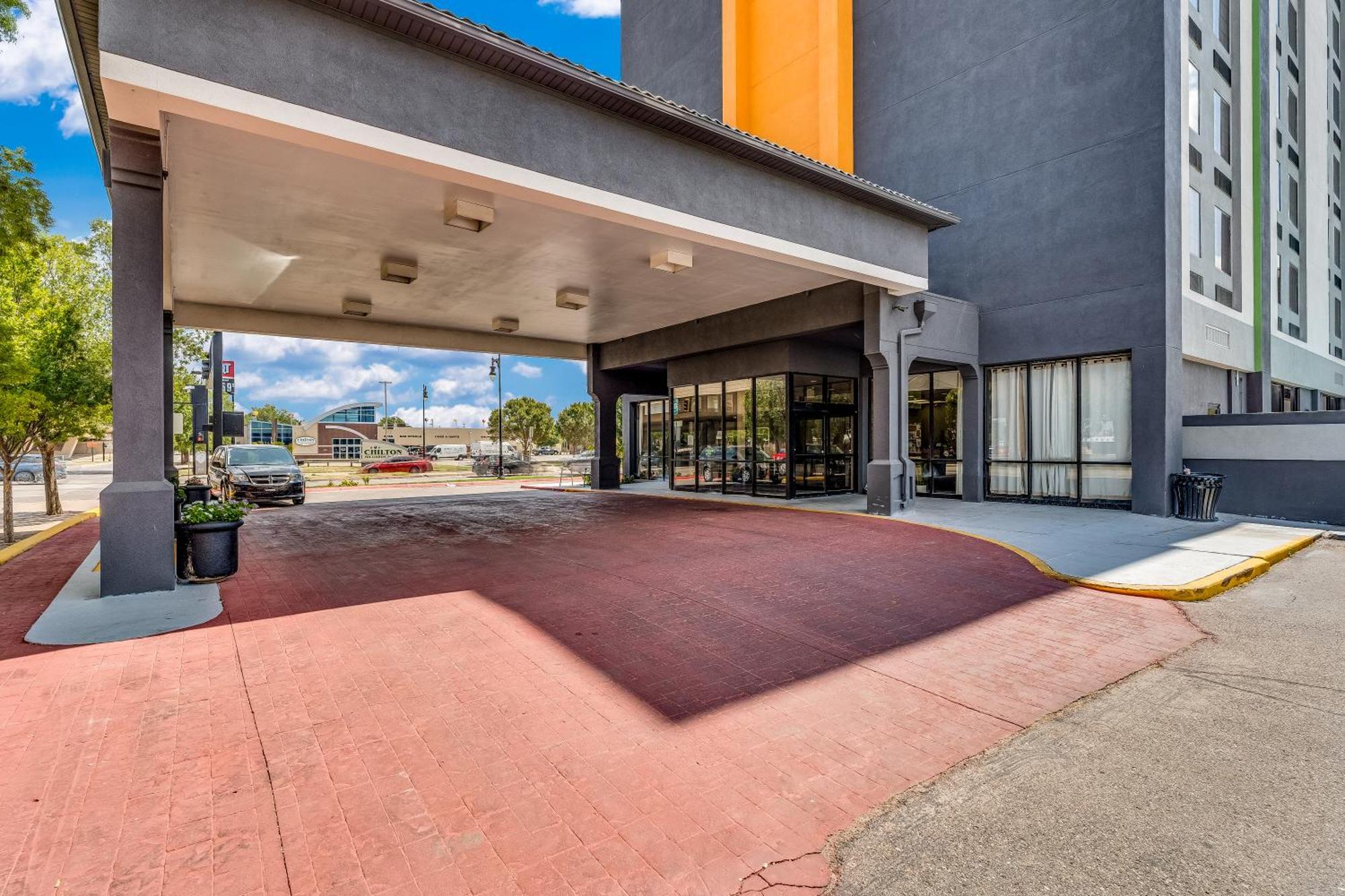 Hotel Wyndham Garden Wichita Downtown Esterno foto