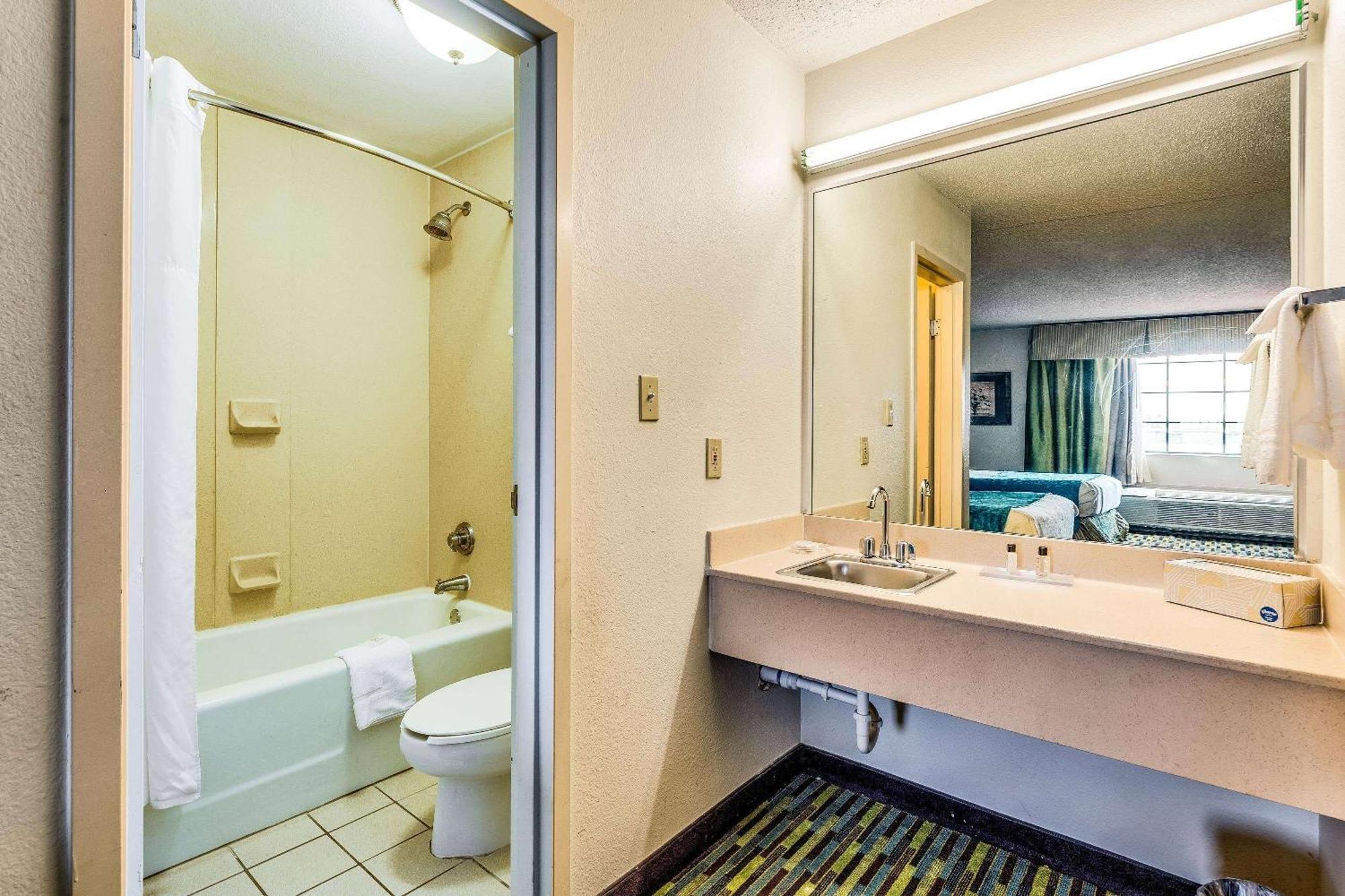 Hotel Wyndham Garden Wichita Downtown Esterno foto