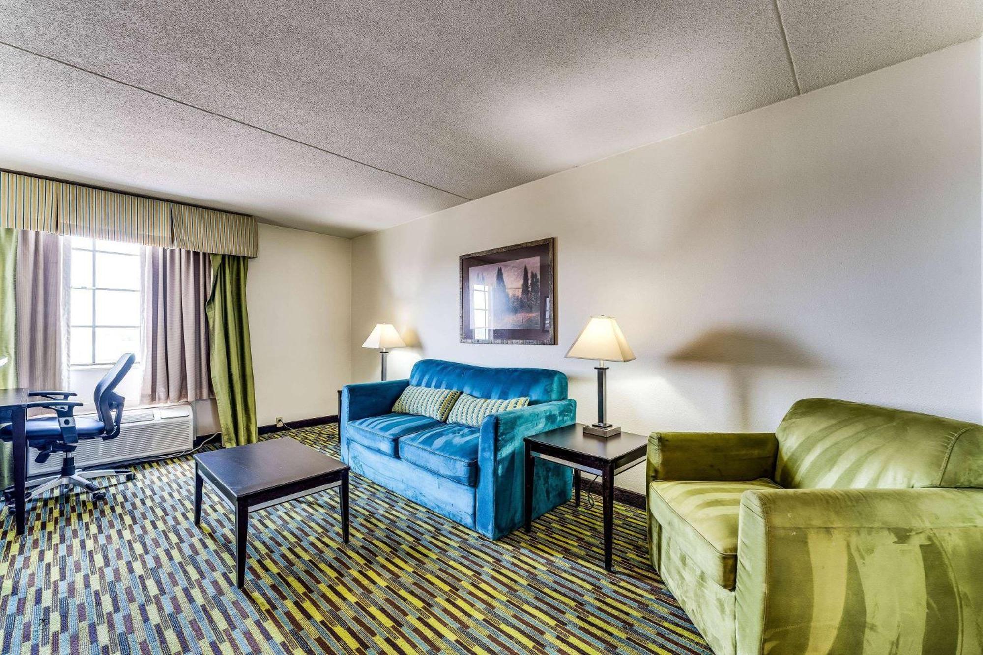 Hotel Wyndham Garden Wichita Downtown Esterno foto