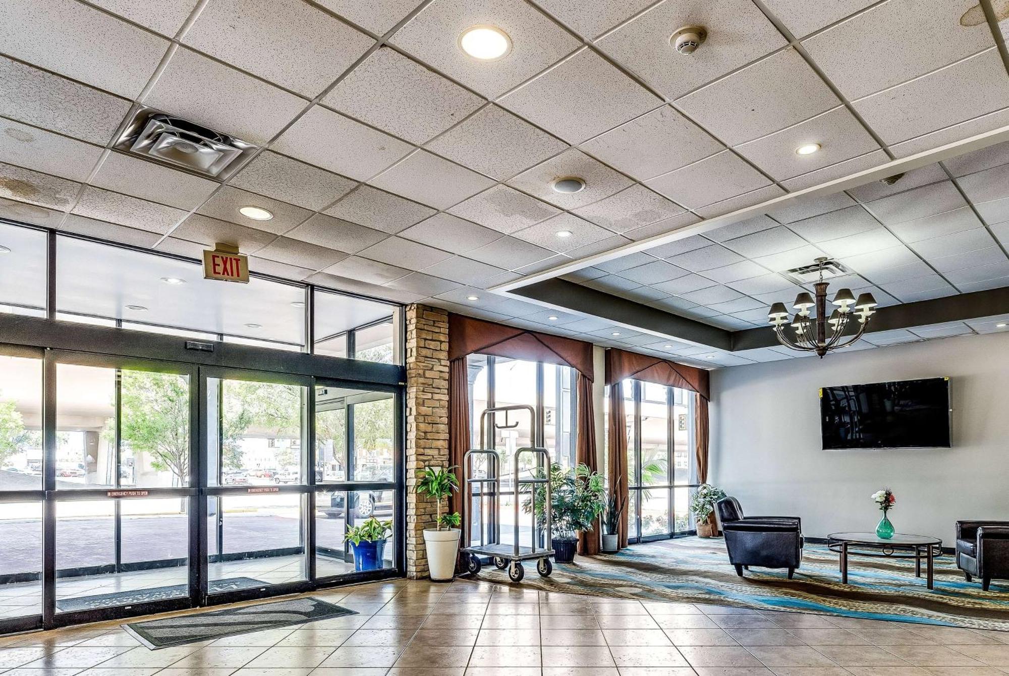 Hotel Wyndham Garden Wichita Downtown Esterno foto