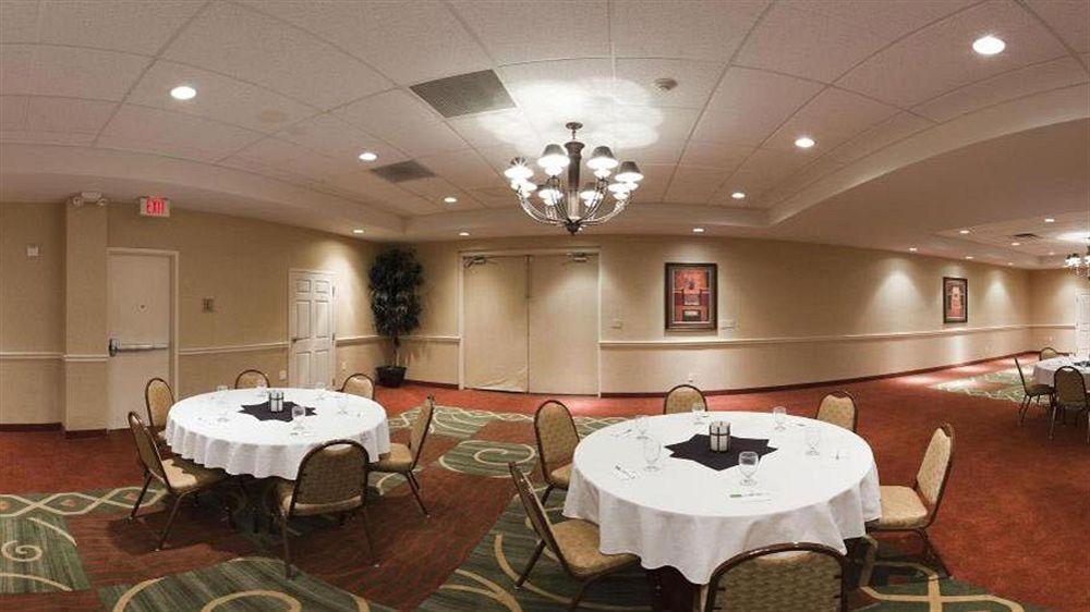 Hotel Wyndham Garden Wichita Downtown Esterno foto