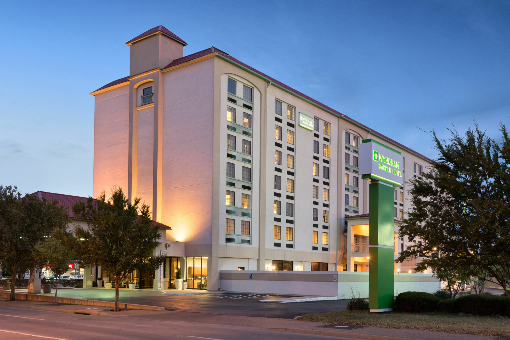 Hotel Wyndham Garden Wichita Downtown Esterno foto